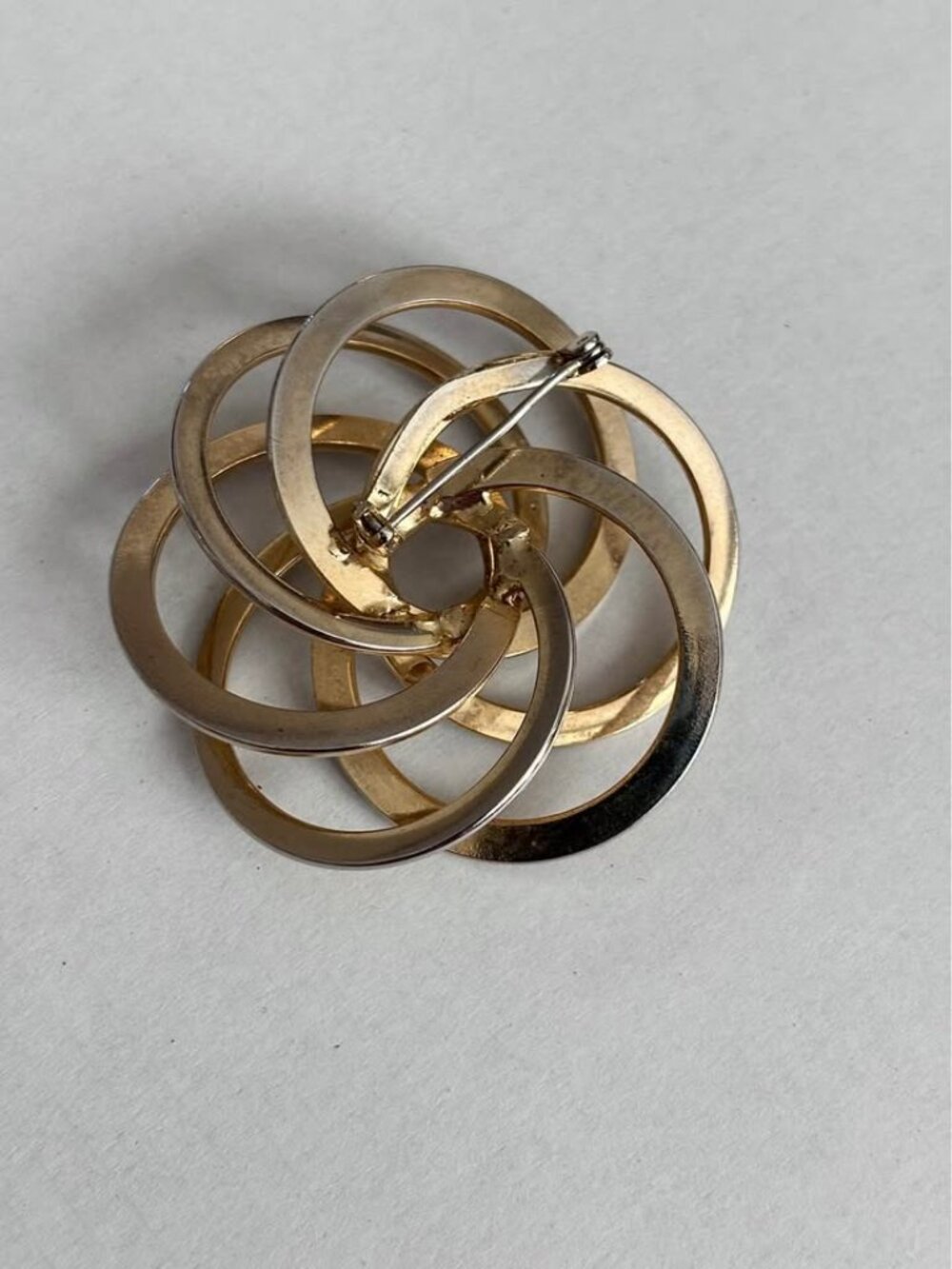 Vintage Gold Metal Interlocking Circle Brooch - Picture 2 of 7